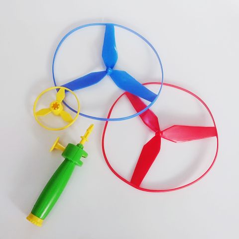 Twirly Propellerspiel, Aufziehgriff und drei Rotoren in zwei unterschiedlichen Größen