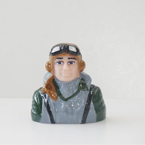 Pilotenbüste aus hart Plastik 1 / 9, Military with vest helmet and goggles