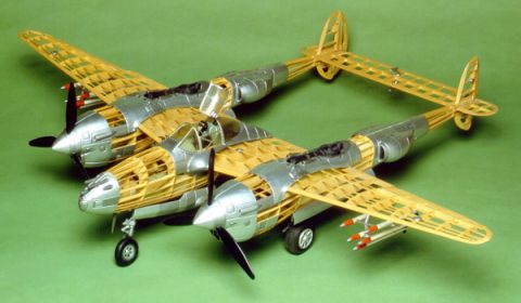 Balsa-Modellflugzeug Lockheed P-38 von Guillows gebaut