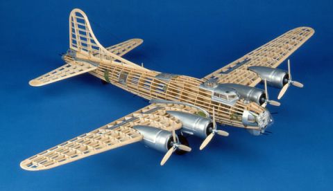 gebautes Balsa-Modellflugzeug der Boeing B-17