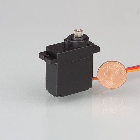 Krick Mini Servo 940D MG Digital für präzise Steuerung neben einer 1-Euro-Cent-Münze, ideal für Modellbau und Robotik.